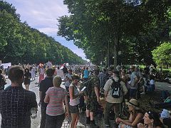 Die Straße des 17. Juni füllt sich trotz der Polizeiabsperrungen