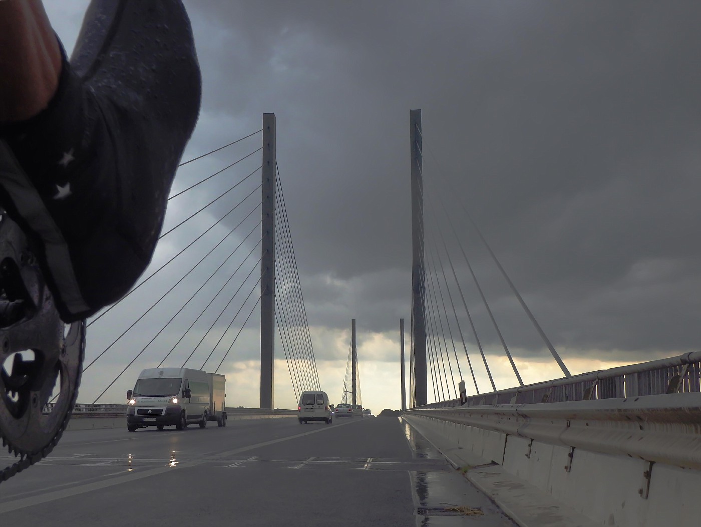 Rheinbrücke im Regen
