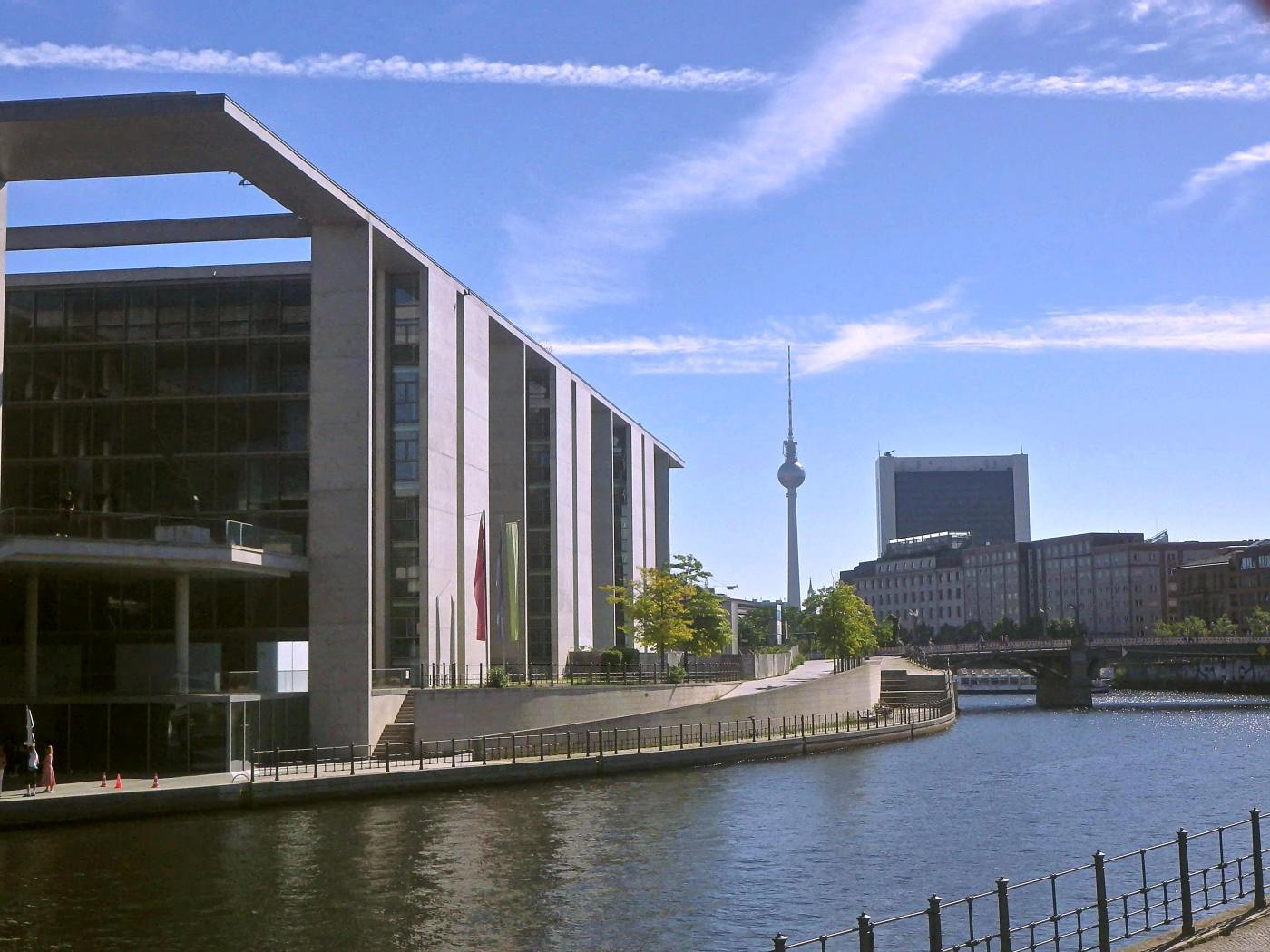 Spree, Bundestagsgebäude und Fernsehturm