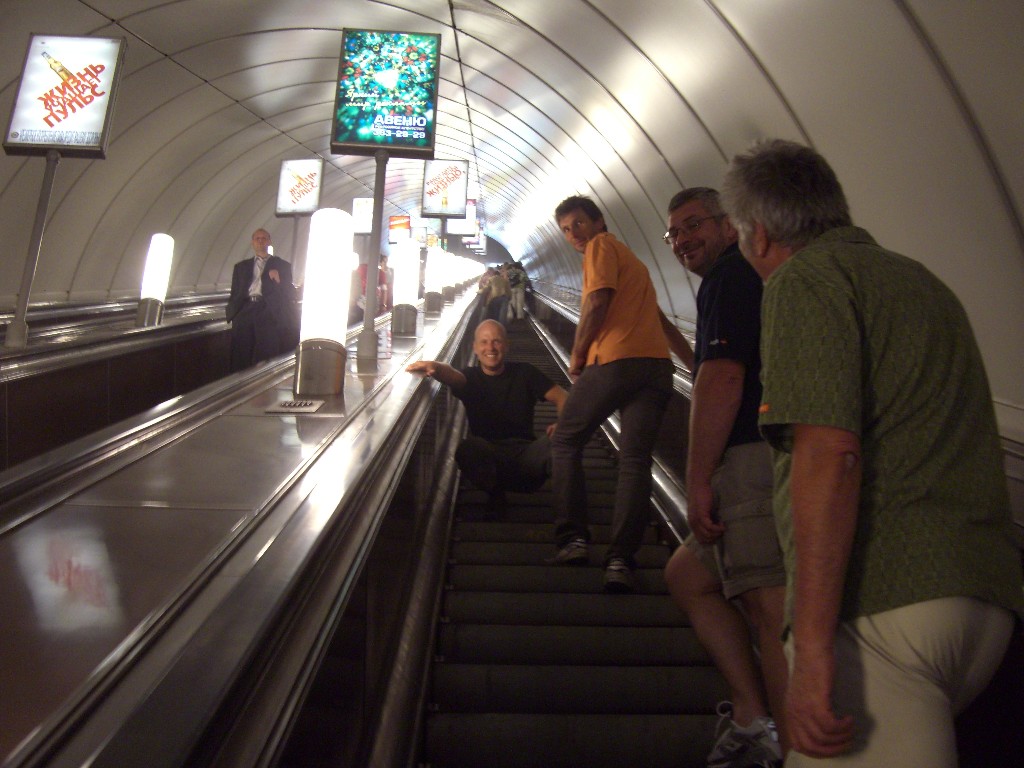 In der Metro, Rolltreppe ohne Ende