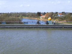 Kanal über der Weser