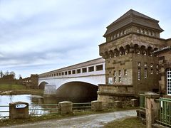 Weser-Durchfluss unter der alten Kanalbrücke